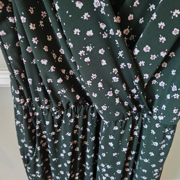 Muse Green Sleeveless V-Neck Ro.pe - Picture 3 of 5